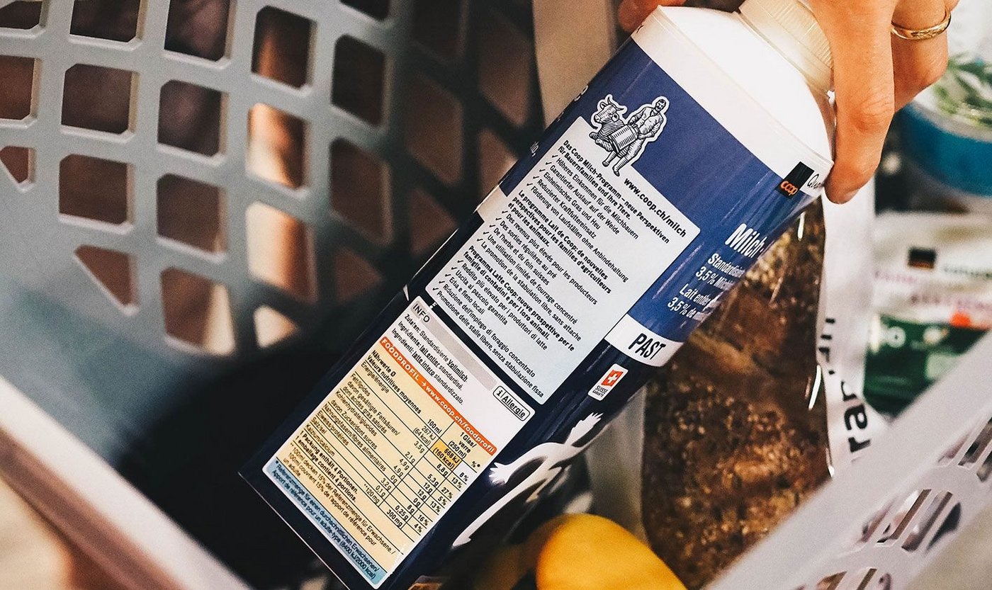 Das neue Programm für nachhaltige Milch wird auf der Packung erklärt. (Bild Coop)