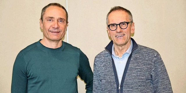 Paul Vogt (links), Vorstandsmitglied der Volkshochschule Thurgau begrüsste Stefan Flückiger (rechts), Präsident Verein Faire Märkte Schweiz, an der Veranstaltung im BBZ Weinfelden. 