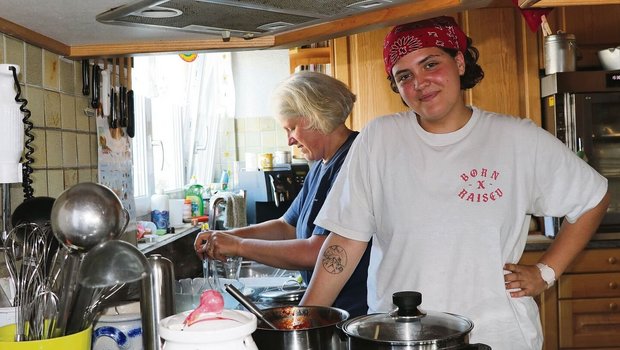 Kochen gehört zu Elisas Arbeitsfeldern. Mit Bäuerin Helena Wettstein (links) ist sie in der Obhut einer erfahrenen Ausbildnerin. 