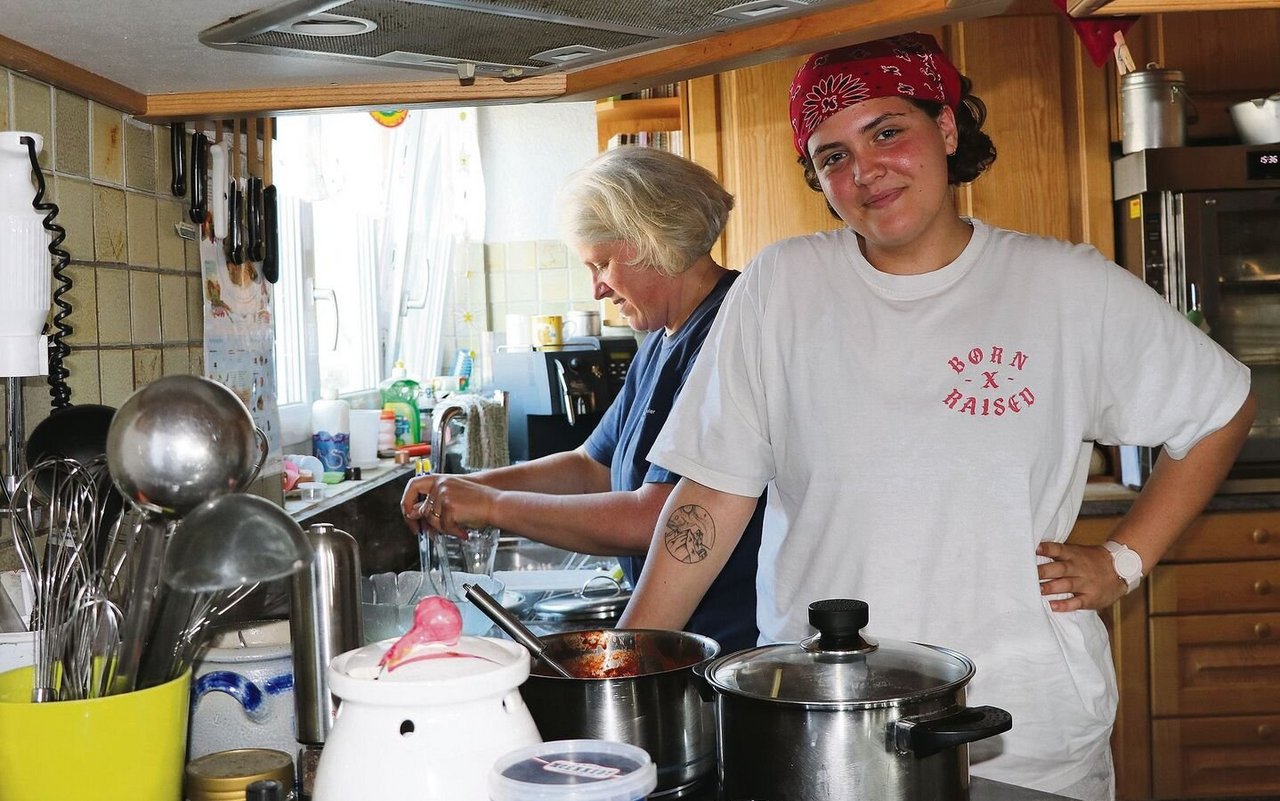 Kochen gehört zu Elisas Arbeitsfeldern. Mit Bäuerin Helena Wettstein (links) ist sie in der Obhut einer erfahrenen Ausbildnerin. 