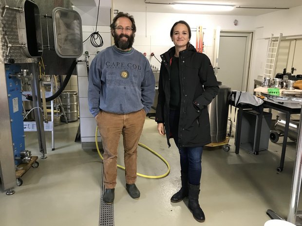 Brauer Christof Eichenberger und Landwirtin Christa Falkensammer im ehemaligen Kuhstall, den sie gemeinsam zur modernen Brauerei umgebaut haben. (Bild Alexandra Stückelberger)