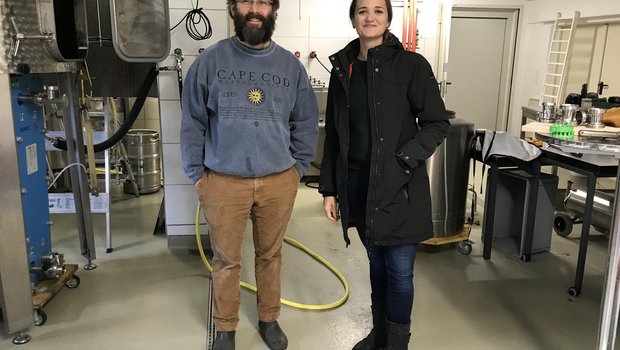 Brauer Christof Eichenberger und Landwirtin Christa Falkensammer im ehemaligen Kuhstall, den sie gemeinsam zur modernen Brauerei umgebaut haben. (Bild Alexandra Stückelberger)