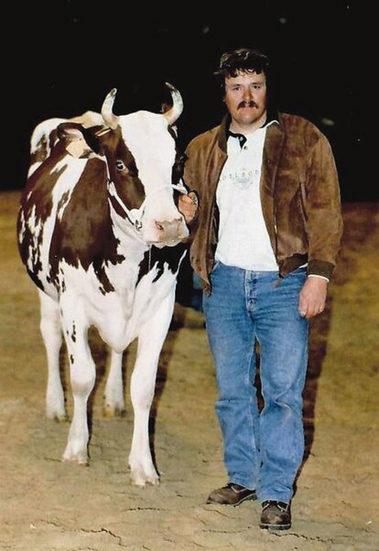 Peter Aellig aus Adelboden BE mit seiner Heli-Tochter Sarina. Sie holte 1996 den Klassensieg bei den jüngsten Kühen.