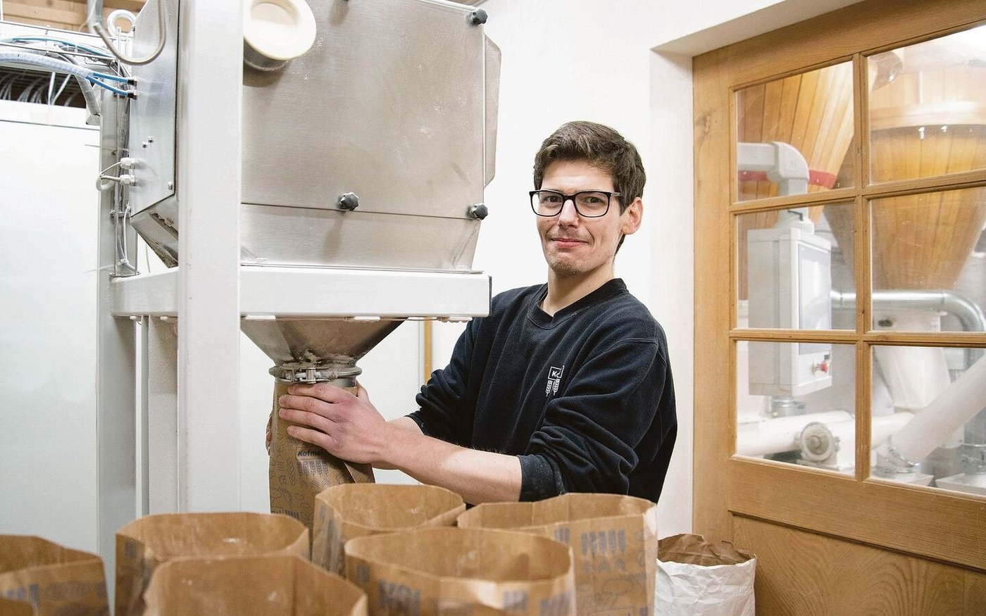 Sandro Tassi, Lernender Müller im zweiten Lehrjahr, beim Mehlabfüllen. Die Lehrzeit dauert drei Jahre.