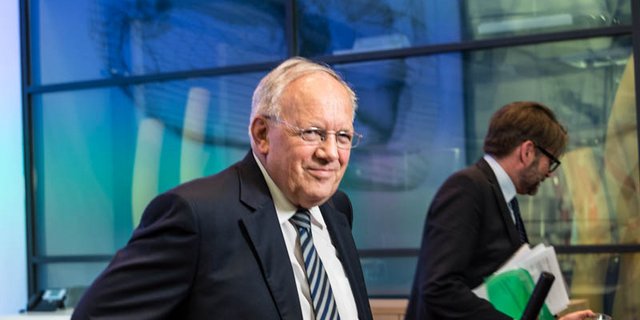 Bundesrat Johann Schneider-Ammann am Dienstag vor den Medien. Er müsse versuchen, seine Euphorie nicht zu stark auszudrücken, sagte er im Gespräch mit dem Schweizer Fernsehen. (Bild hja)