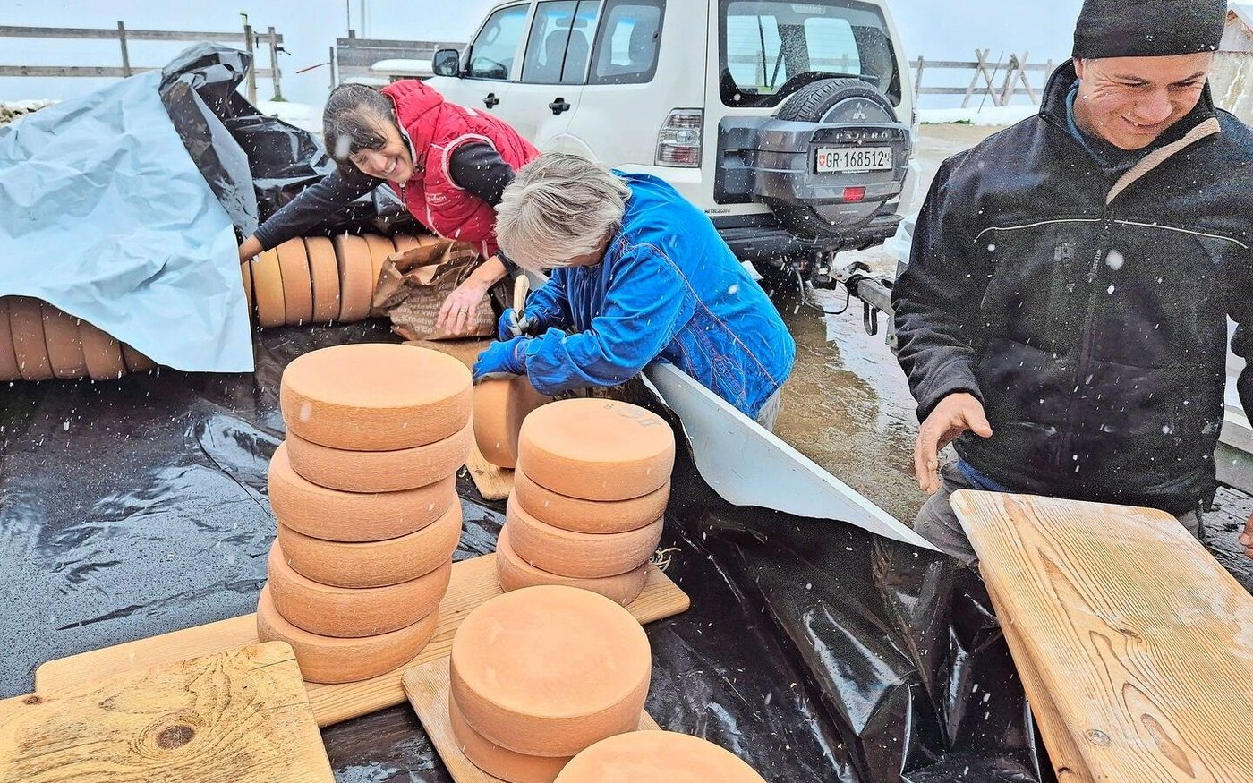 An der letzten «Chästeilete» beginnt es nochmals zu schneien, während die Bauern den Käse eiligst einpacken.