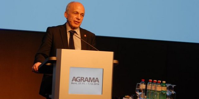 Bundesrat Ueli Maurer sieht das Gleichgewicht zwischen Produktion und Ökologie in der Agrarpolitik gestört, wie er in seiner Rede betonte. Die Landtechnikfans ... (Bilder: Hansjürg Jäger)