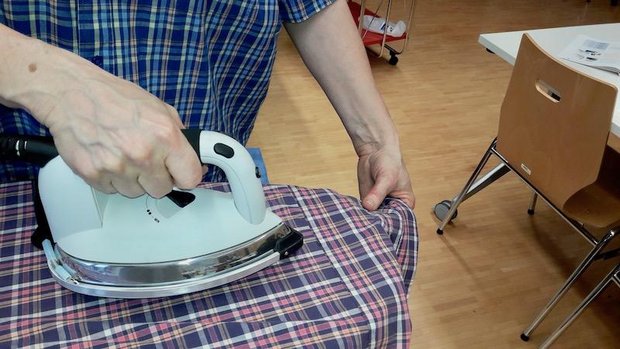 Braucht es im Haushalt das Bügeleisen noch? Es wird längst nicht mehr in allen (Bauern-)Haushalten gebügelt. (Bild Claudine Märki)