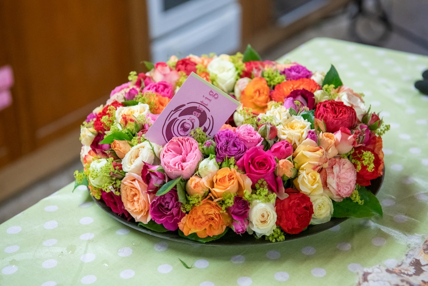 In der Werkstatt im ehemaligen Kuhstall fertigen Susann Richli und ihr Team aus den Freilandrosen Sträusse und Gestecke. (Foto: Marion Nitsch)