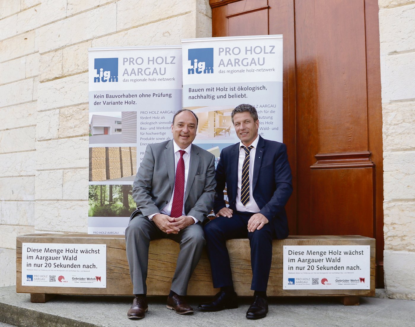 Einsatz für Aargauer Holz am Bau: Regierungsrat Markus Dieth und Pro Holz Präsident Daniel Wehrli (r.). (Bild zVg)