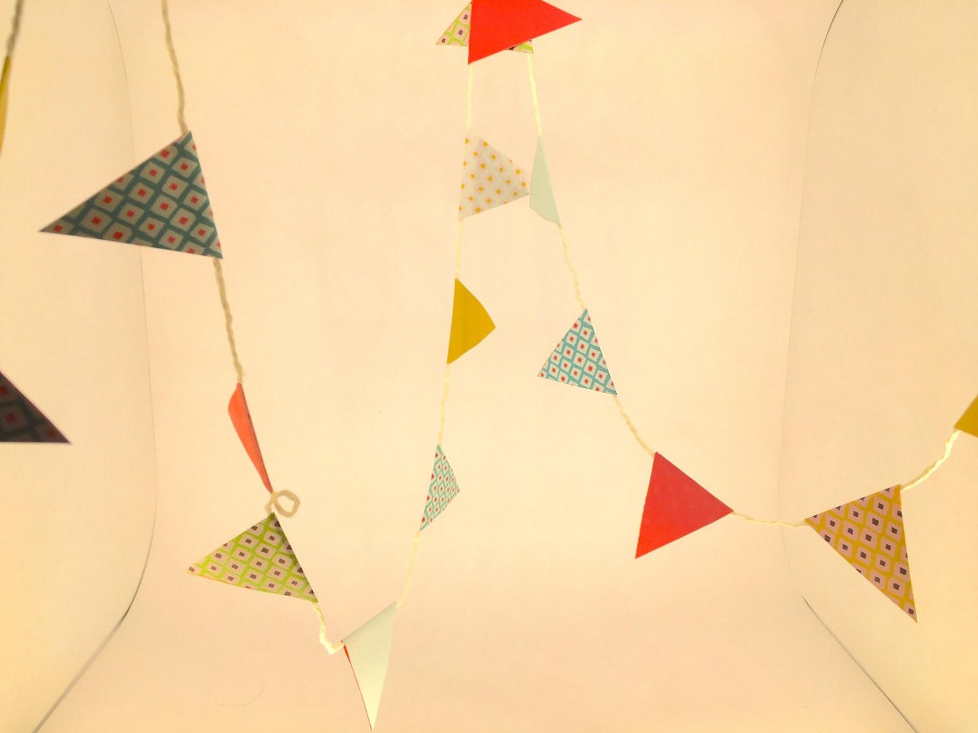 Farbe und Muster auf den Papierwimpeln machen sie zu einem verspielten Festschmuck. (Bilder jsc)
