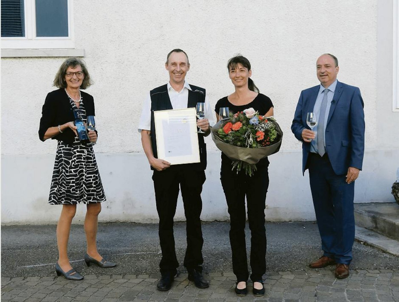 Grossratspräsidentin Edith Saner und Landammann Markus Dieth mit Riesling-Silvaner-Gewinner Pascal und Barbara Furer. (Bild zVg)