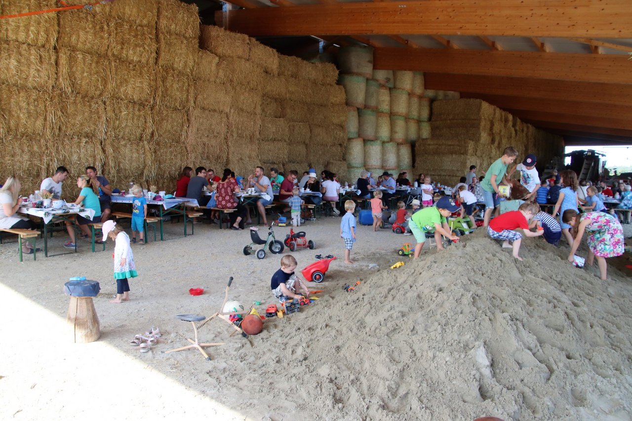 Während die Eltern ruhig brunchen beschäftigen sich die Kinder auf dem grossen Sandhaufen.