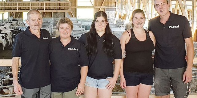Marcel und Sandra Belser mit den Töchtern Angela und Bettina und deren Lebenspartner Pascal Neuenschwander (v. l.).
