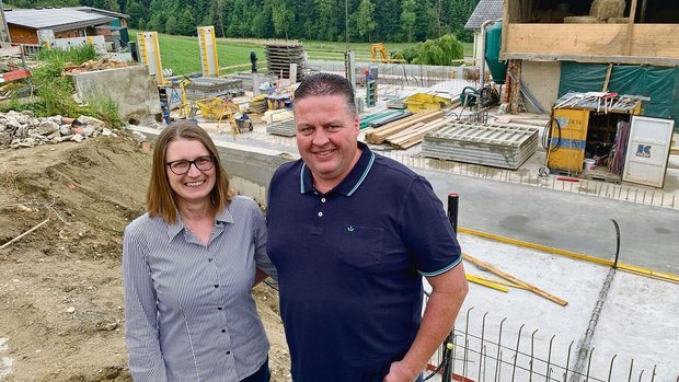 Natalie und André Fr Natalie und André Frank auf der Baustelle für die neue Scheune. Hinten in der Mitte das neue Wohnhaus, links die Schweinescheune.