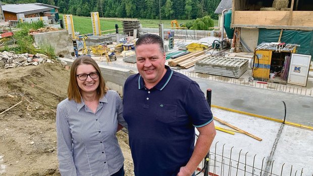 Natalie und André Fr Natalie und André Frank auf der Baustelle für die neue Scheune. Hinten in der Mitte das neue Wohnhaus, links die Schweinescheune.
