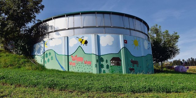 Bunt bemalt statt grau: Das Silo von Markus Arn in Suberg BE direkt an der Autobahn fällt auf.