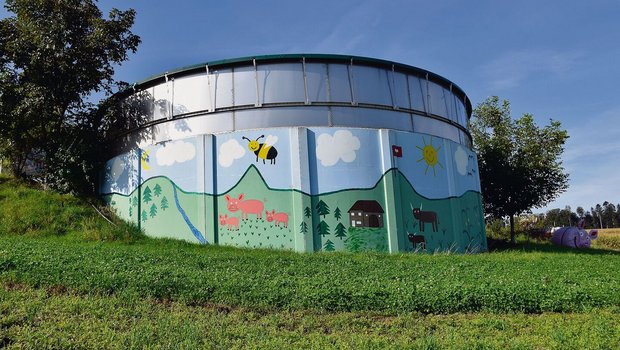 Bunt bemalt statt gr Bunt bemalt statt grau: Das Silo von Markus Arn in Suberg BE direkt an der Autobahn fällt auf.