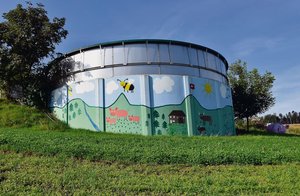 Bunt bemalt statt grau: Das Silo von Markus Arn in Suberg BE direkt an der Autobahn fällt auf.