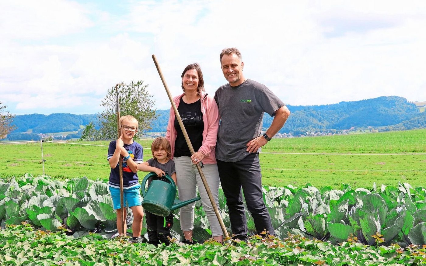 Daniel und Flavia Steiner mit Livio und Elina: Hier wächst das Gemüse für den Direktverkauf und im Hintergrund der Zitronenthymian. 