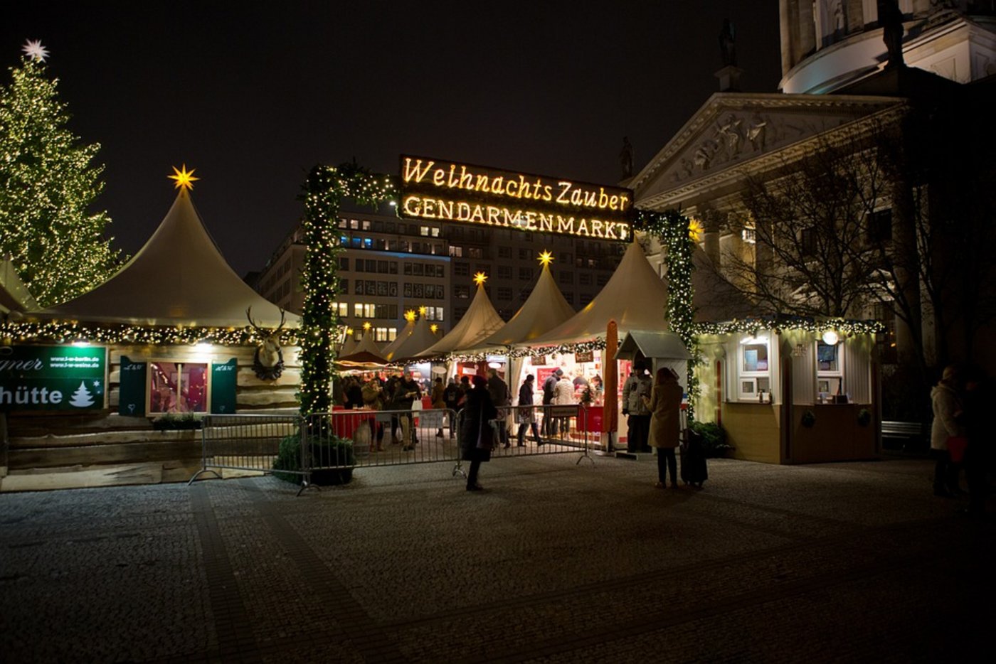 Ein grosser Christbaum auf einem Weihnachtsmarkt könnte bei Sturm durchaus eine Gefahr darstellen, haben Forscher herausgefunden. (Symbolbild Pixabay)