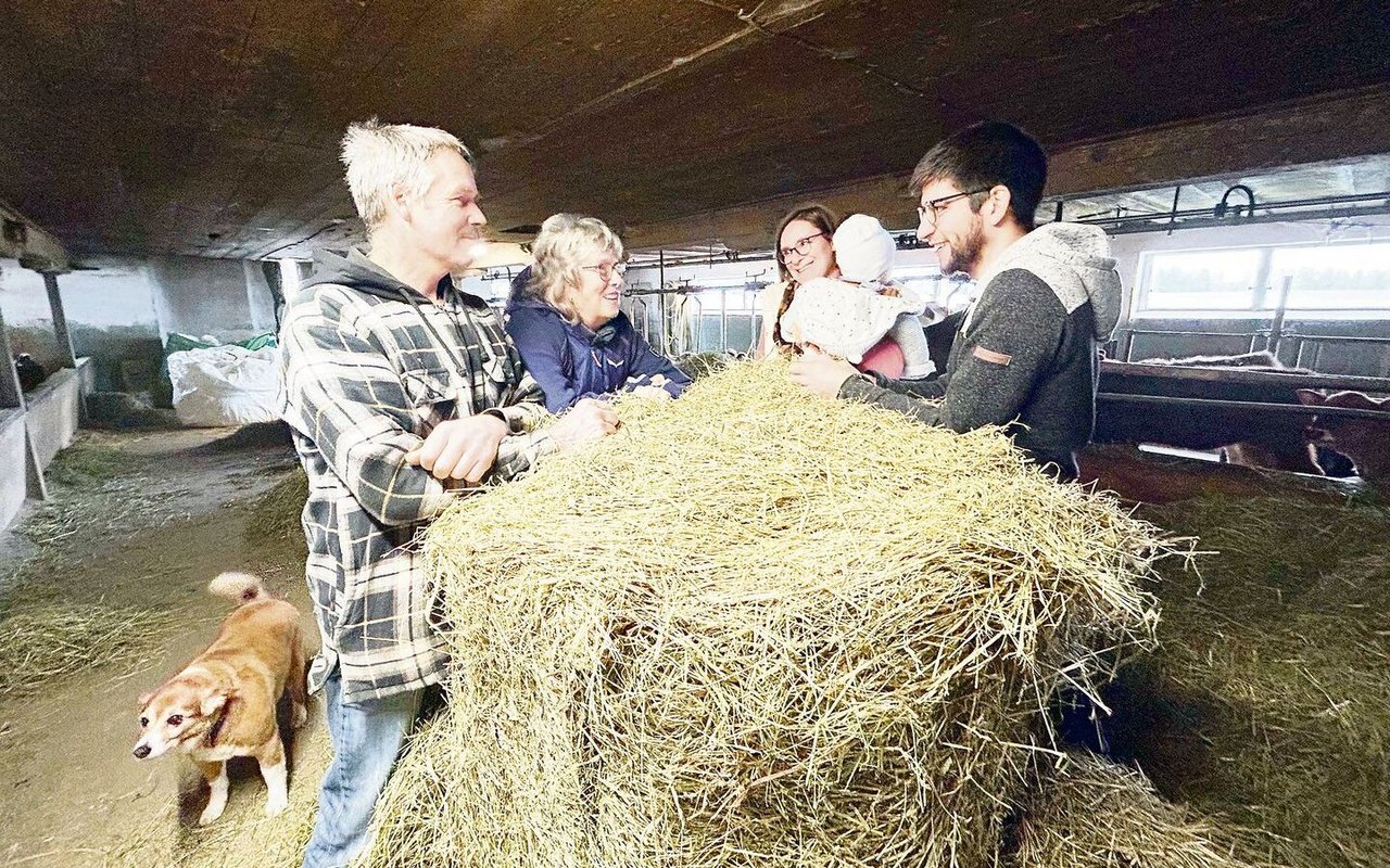 Austausch im Futtertenn: Beat und Anita Leuch diskutieren mit Bettina Müller und Benjamin Tschirky die zukünftige Weiterentwicklung des Betriebs.