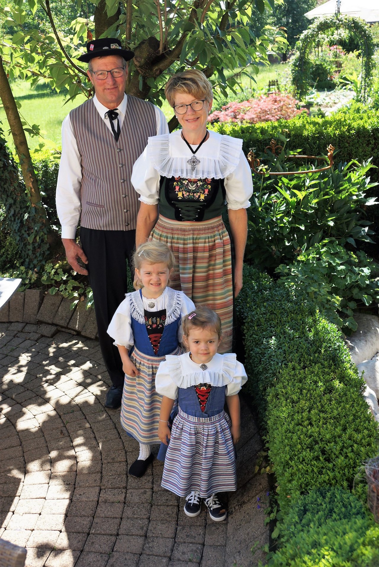 Auch die Enkeltöchter Jana und Lara wissen das besondere Kleid mit Stolz zu tragen. 
