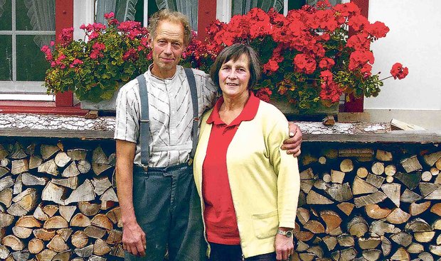 Gerlinde und Bruno Neff haben sich auf der Altenalp kennengelernt und sind sich treu geblieben. (Bild Filmstill/zVg)