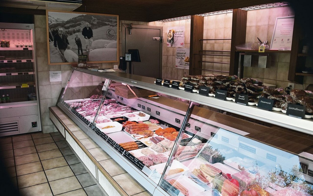 Das Angebot an der Verkaufstheke ist gross: Schweinefleisch ist aber immer noch das beliebteste Fleisch bei den Kunden. 