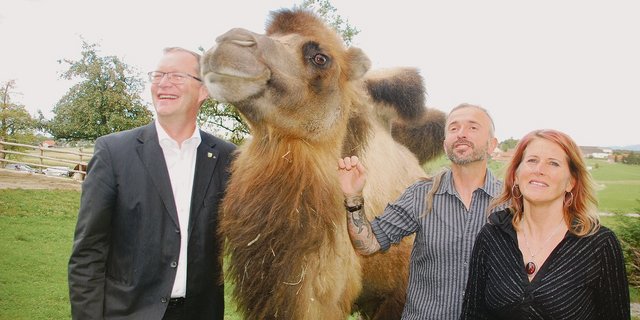Blicken mit Zuversicht in die Zukunft (v. l. n. r.): Der Thurgauer Regierungsrat Walter Schönholzer sowie Ulrich Runge und Karin Stiffler vom Kamelhof im thurgauischen Weiler Olmerswil.
