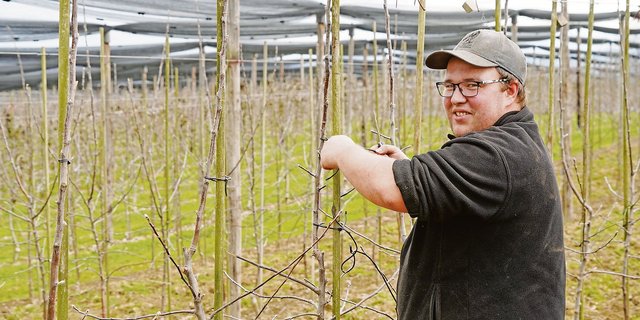 Beat Steckeisen bereitet die Obstanlage vor. Er ist im 1. Lehrjahr auf dem Betrieb von Vinz Bütler in Wädenswil ZH. (Bild zVg)