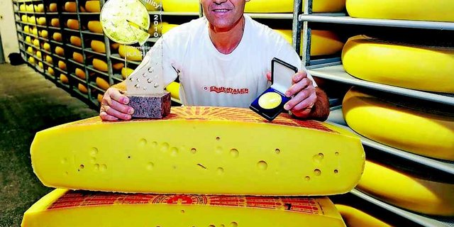 Da war die Käsewelt noch in Ordnung: Gérard Sinnesberger mit dem Weltmeisterkäse. (Bild Heidy Beyeler)