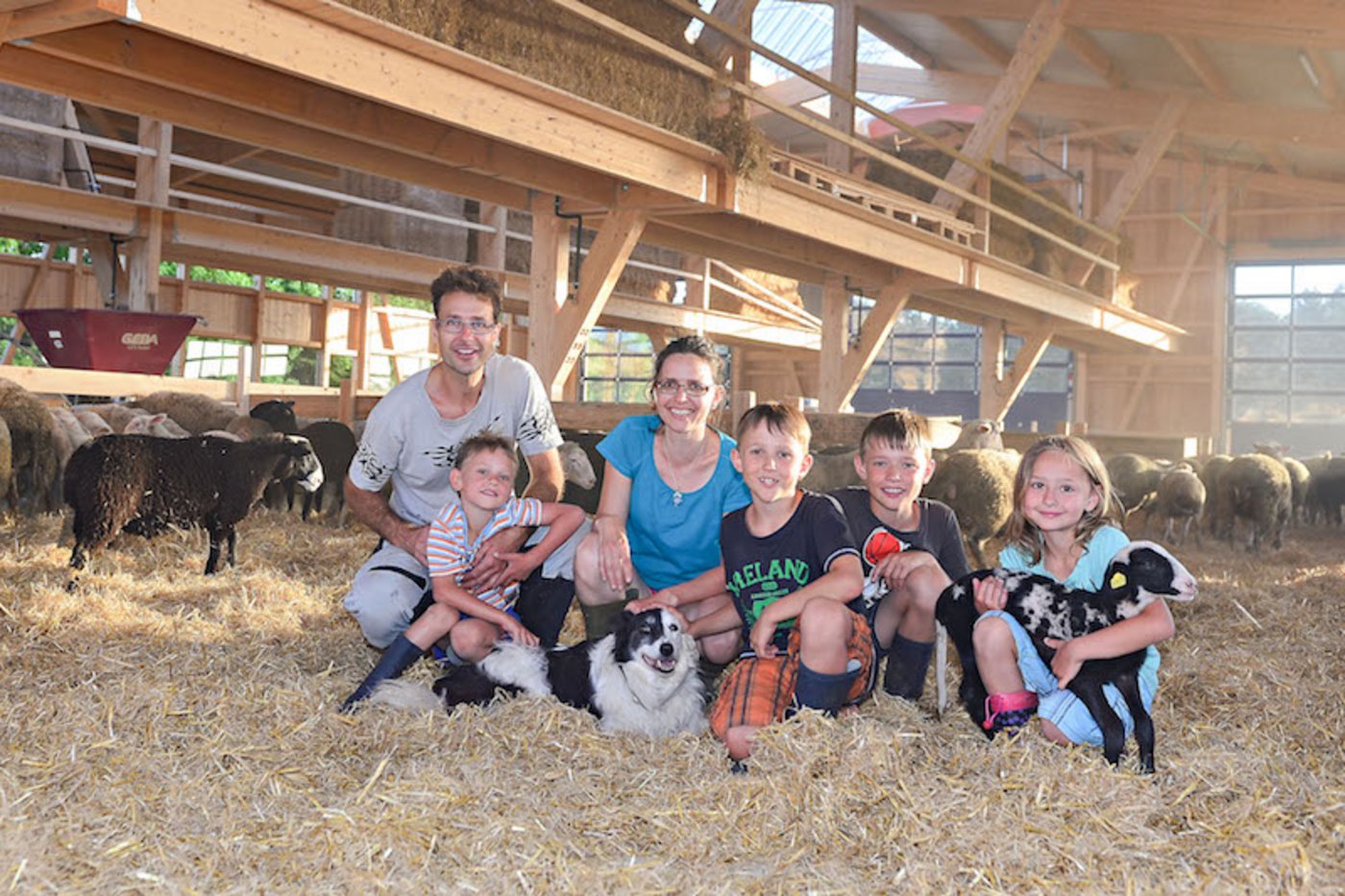 Familie Ziegler im neuen Stall in Herrenhof TG (v. l. n. r.): Arthur und Gabriela Ziegler mit Kindern Johannes, Niklaus, Alexander, Katharina und Hündin Aisha. (Bilder Daniela Ebinger)