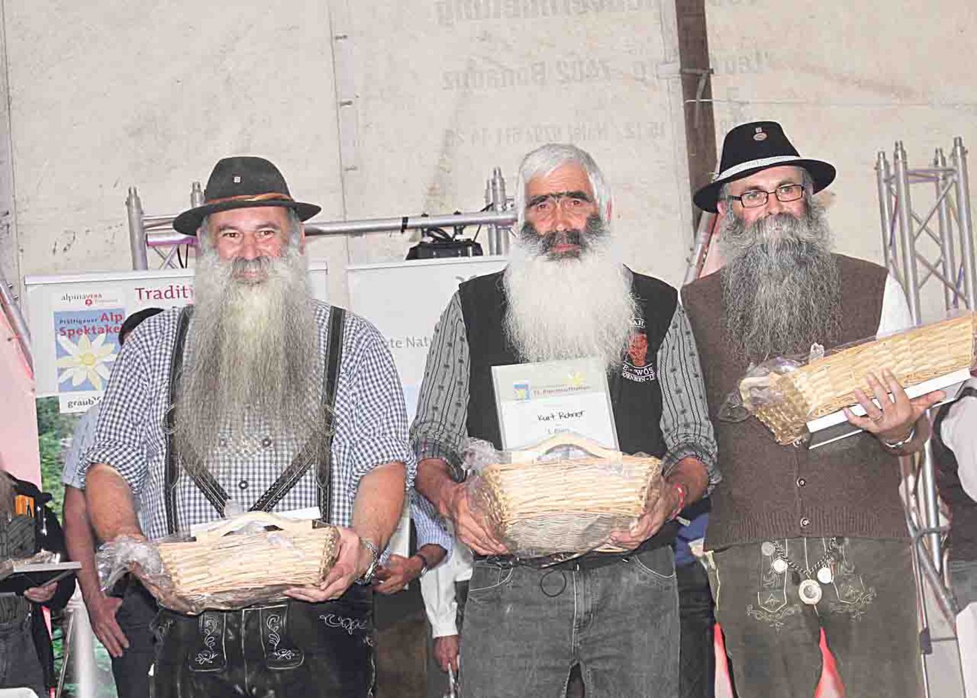 Die schönsten Alpenbärte: Sieger Kurt Rohner aus Diepoldsau  umrahmt von Hans Horst im 2. Rang (links)  und Willi Preuss. (Bild zVg)