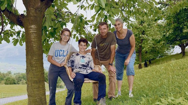Die 15-jährige Sofia Die 15-jährige Sofia Styger, Agriviva-Praktikant Mauritz und das Betriebsleiterpaar Roman und Susanne Styger blicken auf zwei lebhafte gemeinsame Wochen zurück (v. l.).
