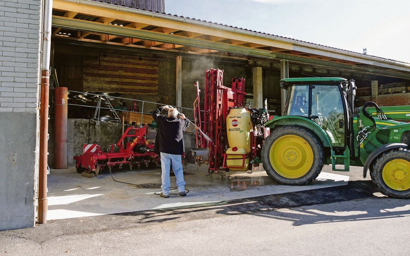 Auf Befüll- und Waschplätzen gilt das Motto: «Jeder Tropfen zählt.» Das Ziel der neuen Anforderungen ist es, PSM-Einträge in Meteor- und Abwasserleitungen sowie Oberflächengewässer ausschliessen zu können.