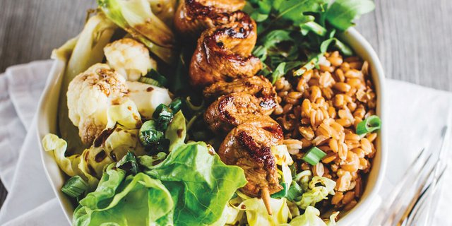 Rezept: Bunter Dinkelsalat mit Schnitzel-Spiessli. (Foto: Kathrin Toldo)