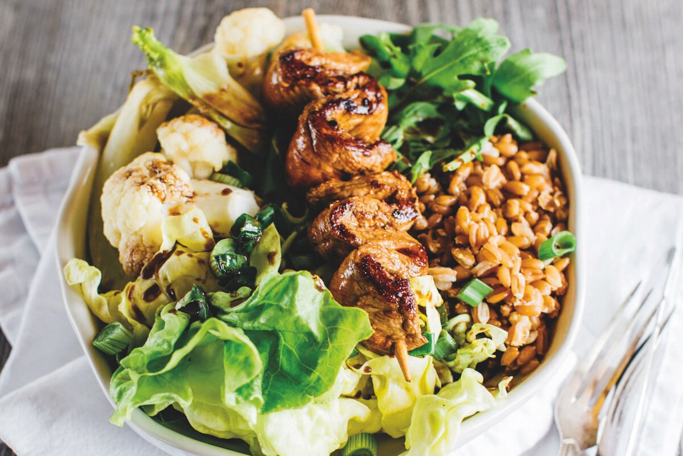 Rezept: Bunter Dinkelsalat mit Schnitzel-Spiessli. (Foto: Kathrin Toldo)