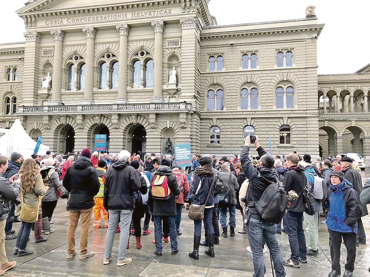 Der Druck von aussen wird grösser. Initiativen fordern, Pflanzenschutzmittel zu verbieten. So auch die Trinkwasser-Initiative, die am 18. Januar 2018 beim Bundeshaus eingereicht wurde. (Bild BauZ)