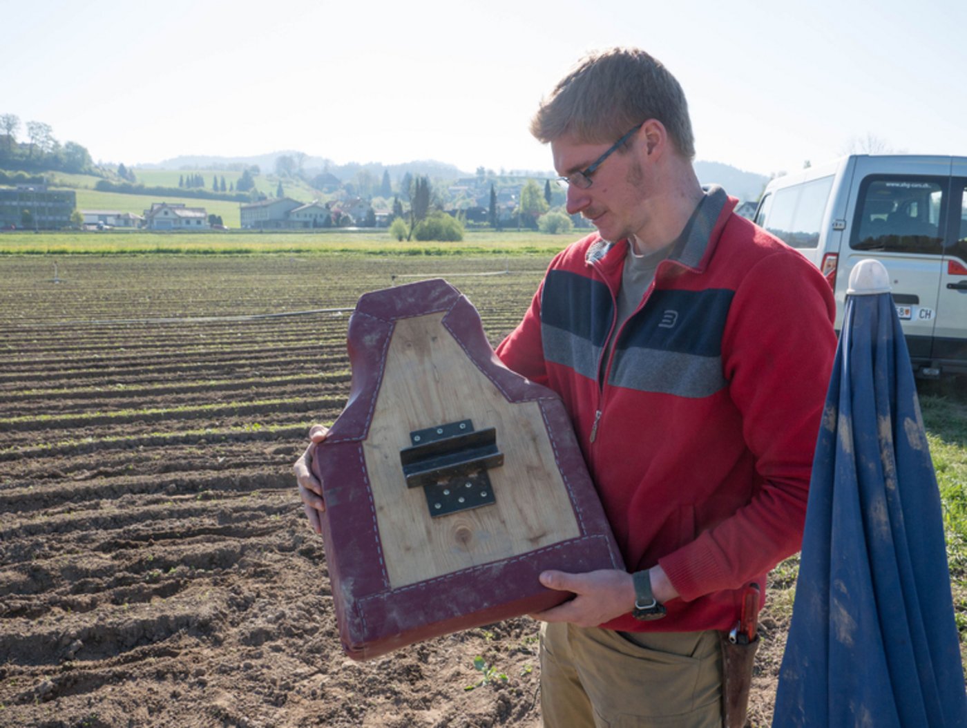 Lukas Camenzind mit dem Sessel eines Jät-Ferraris. (David Eppenberger)
