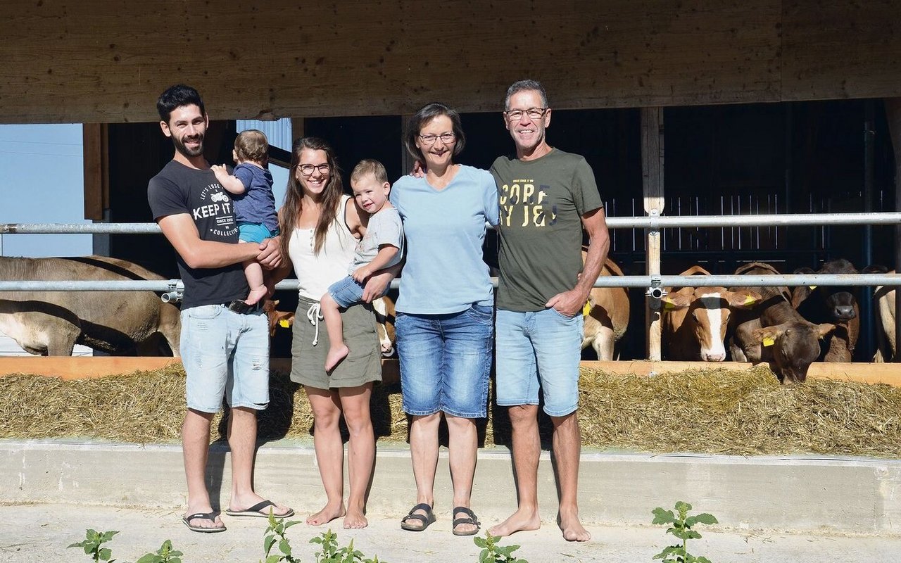 Die Familie vor dem Stall: David Wanner mit Timon, Carol Wanner mit Josia sowie die Eltern Margrit und Jakob Wanner (v. l. n. r.).