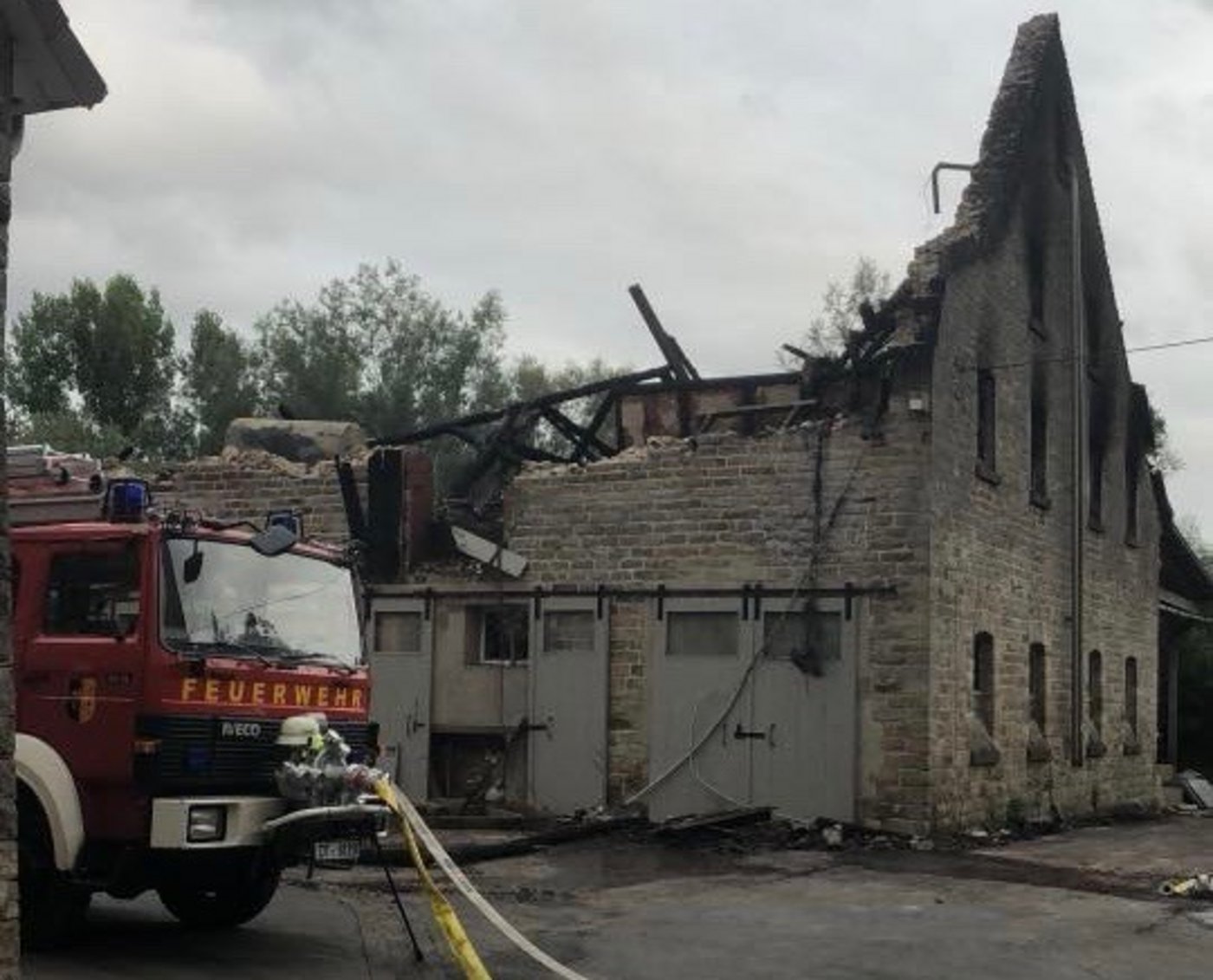 Aufgrund von immer wieder auflodernden Glutnestern waren die Einsatzkräfte an der Brandstelle lange Zeit im Einsatz.