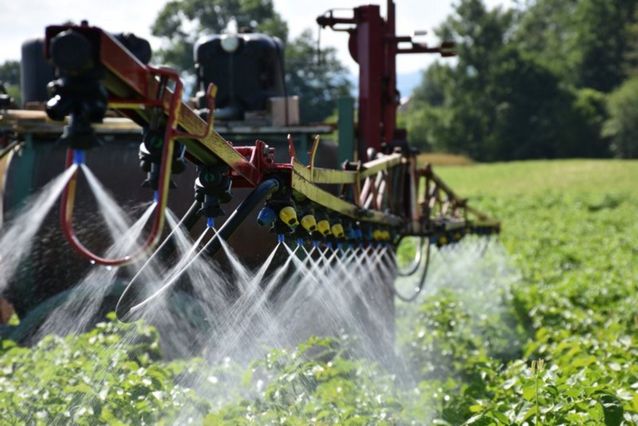 Der Pestizideinsatz ist für viele Landwirte nicht wegzudenken. (Bild Thomas Steiner Fachstelle Pflanzenschutz Bern) 