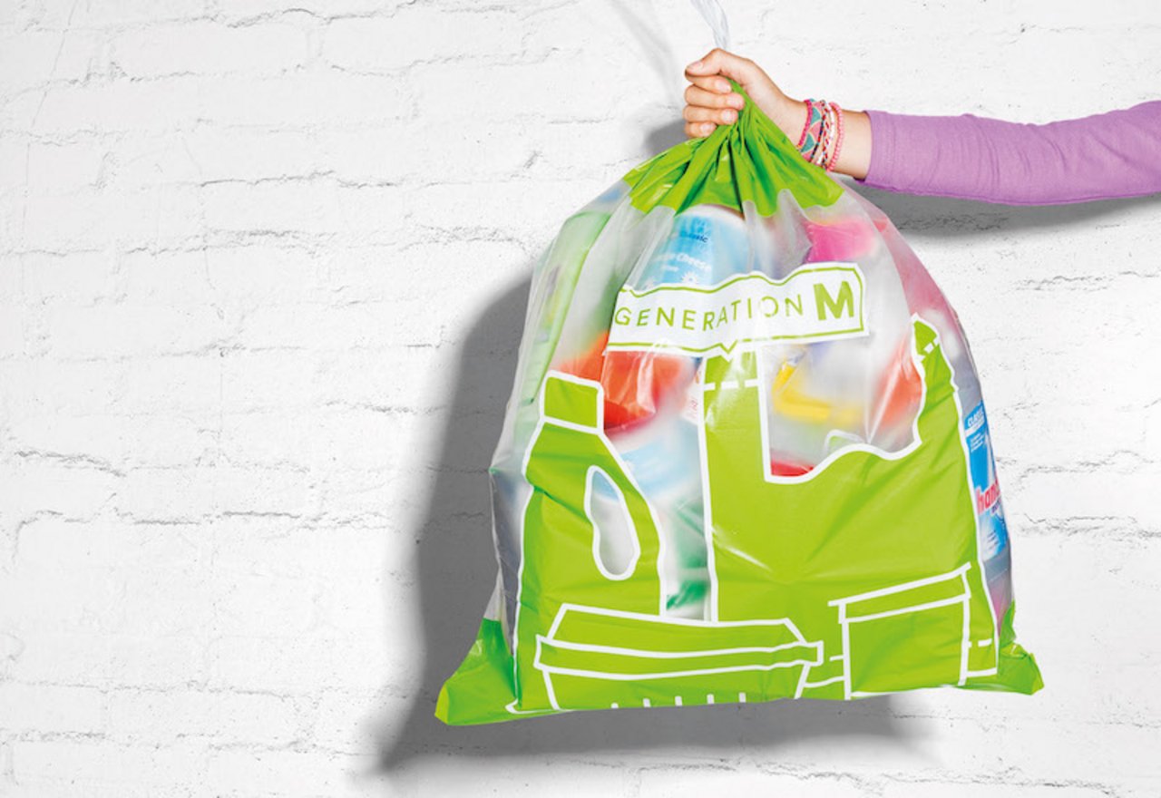 Die Verwendung von recycliertem Plastik aus den Sammelsäcken soll zur Ressourcenschonung beitragen, da damit neues Material für Verpackungen eingespart wird. (Bild Migros)