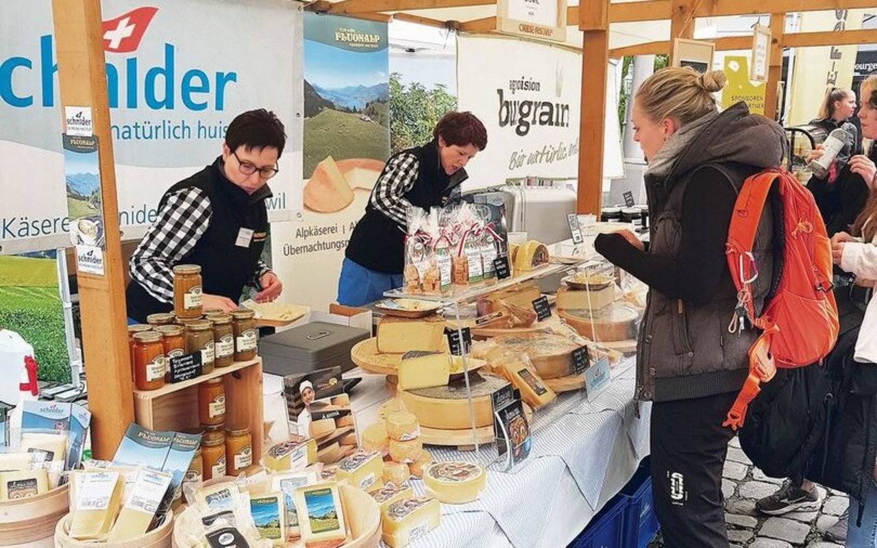 Käse degustieren und kaufen: Besucher des Cheese-Festivals in Luzern schätzten den Kontakt zu den Ausstellern.