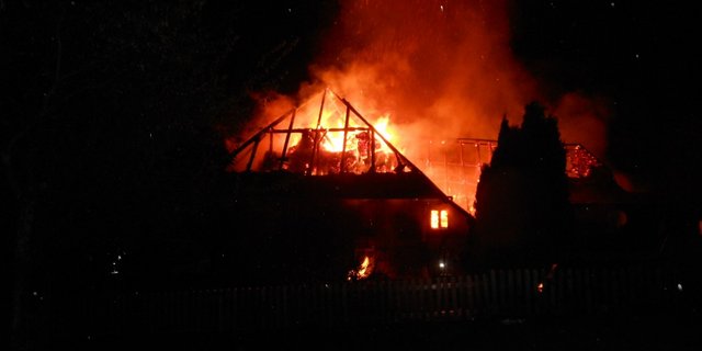 Der Wohnteil und die Stallungen wurden durch den Brand zerstört. (Bild: Kapo Bern)