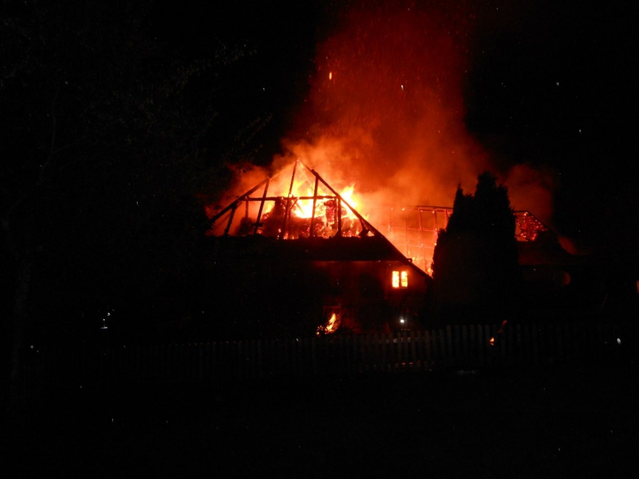 Der Wohnteil und die Stallungen wurden durch den Brand zerstört. (Bild: Kapo Bern)
