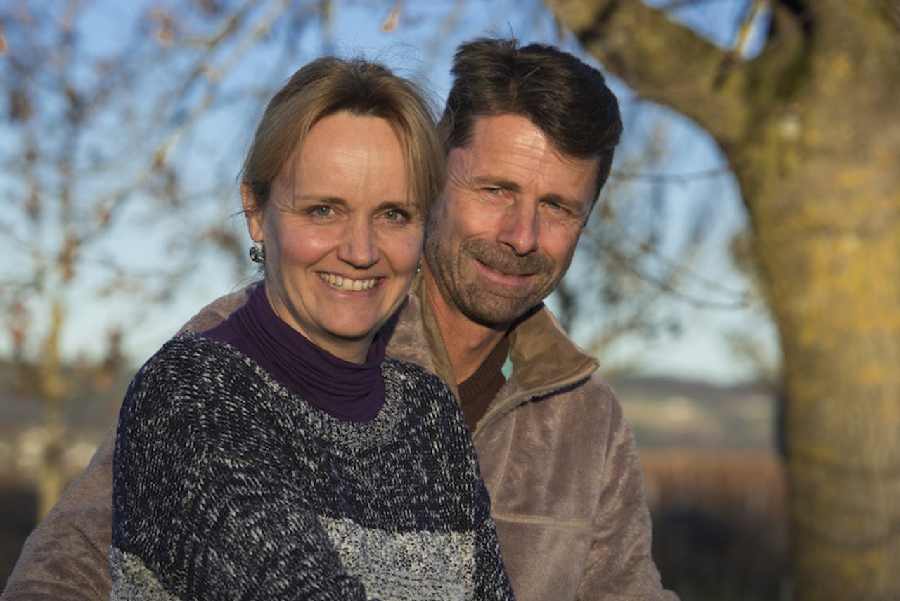 Karin und Roland Lenz gewinnen den Bioweinpreis. (Bild zVg)