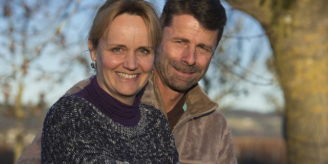 Karin und Roland Lenz gewinnen den Bioweinpreis. (Bild zVg)