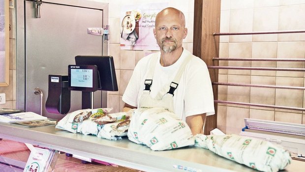 Der Metzger Beat Bie Der Metzger Beat Bieri hat den Betrieb von seinen Eltern übernommen. Heute führt er die Metzgerei mit dem Verkaufsladen zusammen mit seiner Partnerin Barbara Ramseier und den Angestellten.